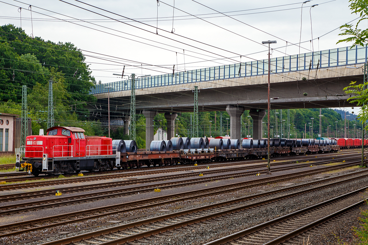 Die 294 752-1(98 80 3294 752-1 D-DB), eine V90 remotorisiert der DB Cargo AG, steht am 10.06.2020 mit einem Coilzug im Rbf Kreuztal.

Die V90 wurde 1971 von Henschel in Kassel unter der Fabriknummer 31529 gebaut und als DB 290 252-6 abgeliefert. 1997 erfolgten der Umbau mit Funkfernsteuerung und die Umzeichnung in DB 294 252-2. 

Die Remotorisierung mit einem MTU-Motor 8V 4000 R41, Einbau  einer neuen Lüfteranlage, neuer Luftpresser und Ausrüstung mit dem Umlaufgeländer erfolgten 2004 bei der DB Fahrzeuginstandhaltung Werk Cottbus. Daraufhin erfolgte die Umzeichnung in DB 294 752-1. 

