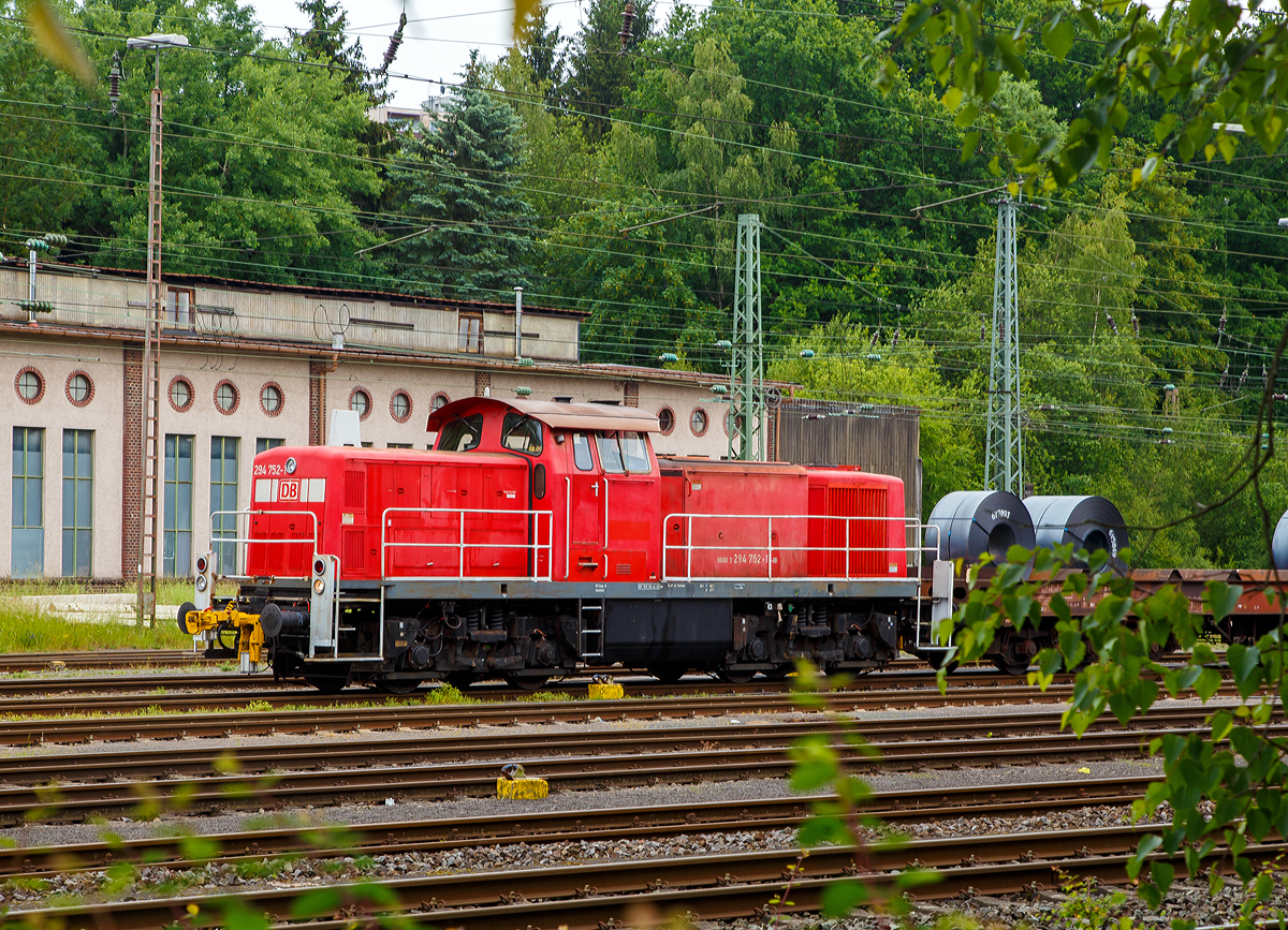 
Die 294 752-1(98 80 3294 752-1 D-DB), eine V90 remotorisiert der DB Cargo AG, steht am 10.06.2020 mit einem Coilzug im Rbf Kreuztal.

Die V90 wurde 1971 von Henschel in Kassel unter der Fabriknummer 31529 gebaut und als DB 290 252-6 abgeliefert. 1997 erfolgten der Umbau mit Funkfernsteuerung und die Umzeichnung in DB 294 252-2. 

Die Remotorisierung mit einem MTU-Motor 8V 4000 R41, Einbau  einer neuen Lüfteranlage, neuer Luftpresser und Ausrüstung mit dem Umlaufgeländer erfolgten 2004 bei der DB Fahrzeuginstandhaltung Werk Cottbus. Daraufhin erfolgte die Umzeichnung in DB 294 752-1. 
