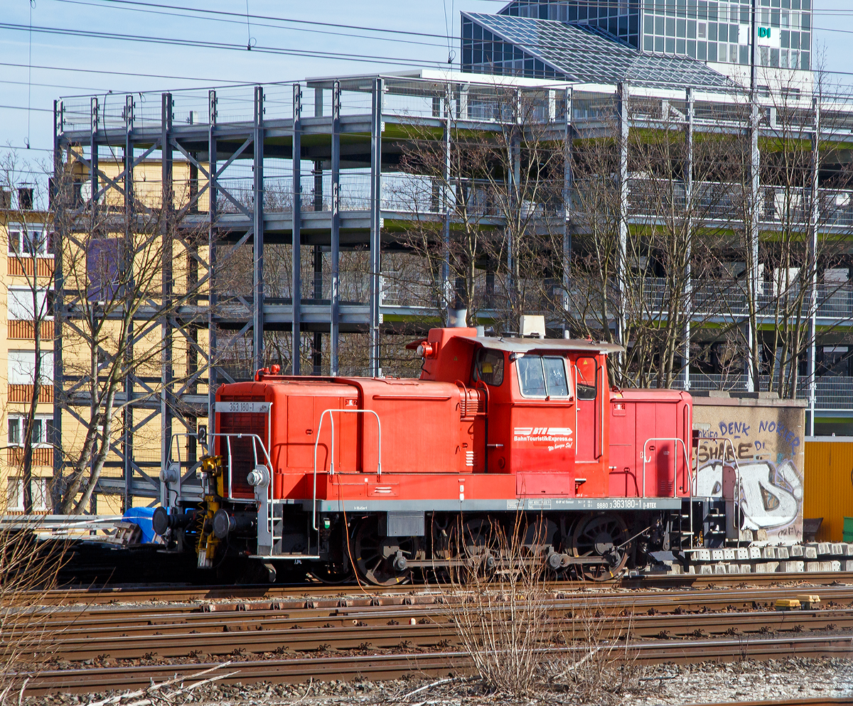 
Die 363 180-1 (98 80 3363 180-1 D-BTEX) der BahnTouristikExpress GmbH (BTE), ex DB 363 180-1, ex DB 365 180-9, ex DB 361 180-3, ex DB 261 180-4 und ex DB V 60 1180, ist am 28.03.2016 beim Hbf Nürnberg abgestellt, wo ich sie aus einem Zug heraus aufnehmen konnte.

Die V 60 in der schweren Ausführung wurde 1963 bei Krupp in Essen unter der Fabriknummer 4500 gebaut. Im Jahr 1988 wurde sie auf Funkfernsteuerung umgebaut. Sie wurde im Jahr 2002 umfassend modernisiert und mit einem ökonomischen und leistungsstarken CAT Motor mit 465 kW Leistung ausgestattet. Die Ausmusterung bei der DB  erfolgte 2010 uns so kaufte sie die der BahnTouristikExpress GmbH in Nürnberg für Rangierarbeiten zu Zugbildungszwecke.

Die vorhandene Ausrüstung mit Funkfernsteuerung erlaubt einen wirtschaftlichen Einmannbetrieb. Das Fahrzeug ist für einen Betrieb auf dem Gebiet der DB Netz AG uneingeschränkt zugelassen und kann aufgrund ihrer Ausstattung mit PZB 90 und GSMR auch im Streckendienst eingesetzt werden.  

Technische Daten:
Leistung: 465 kW
Gewicht : 54t
Höchstgeschwindigkeit: 30 km/h LG, 60 km/h SG
Sonstiges : Funkfernsteuerung, Rangierkupplung RK 900, GSMR, PZB 90

Das Hauptgeschäft der BahnTouristikExpress GmbH (BTE) ist das Angebot und die Durchführung von Sonderzugfahrten in Deutschland und in Nachbarländern. Das Unternehmen, welches am 4. April 2004 gegründet wurde, verfügt über eigene Gebäude und Gleisanlagen am Nürnberger Hauptbahnhof. Zum Fahrplanwechsel 2015/2016 hat das Unternehmen für HKX auch die Funktion des Eisenbahnverkehrsunternehmens übernommen. 
