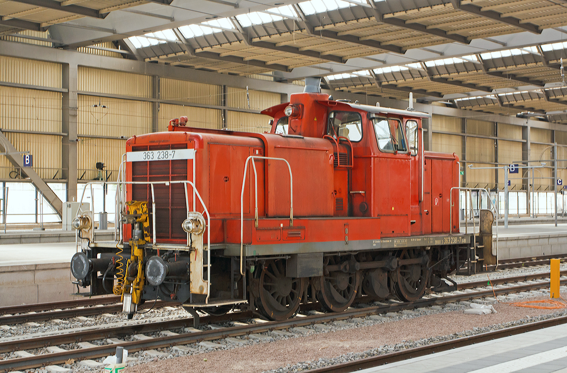 Die 363 238-7 der DB Schenker Rail Deutschland AG, ex DB 365 238-5, ex DB 361 238-9, ex DB 261 238-0 und ex V 60 1238, ist am 25.08.2013 im Hauptbahnhof Chemnitz abgestellt. 

Die V 60 der schweren Bauart wurde 1964 bei MaK in Kiel unter der Fabriknummer 600474 gebaut und als V 60 1238 an die Deutsche Bundesbahn geliefert. In Jahr 1968 erfolgte die Umzeichnung in 261 238-0, eine weitere Umzeichnung in 361 238-9 erfolgte 1987. Ein Umbau mit Einbau einer Funkfernsteuerungen und Umzeichnung in 365 238-52 erfolgte 1988. Im Jahr 2002 erfolgte eine Modernisierung durch die DB Fahrzeuginstandhaltung GmbH im Werk Chemnitz dabei bekam sie einen Caterpillar 12-Zylinder V-Motor CAT 3412E DI-TTA mit elektronischer Drehzahlregelung sowie u.a. eine neue Lichtmaschinen und Luftpresser, zudem erfolgte die Umzeichnung in 363 238-7.

Sie trgt nun die NVR-Nummer 98 80 3363 238-7 D-DB.

Technische Daten:
Achsanordnung:  C
Hchstgeschwindigkeit im Streckengang: 60 km/h
Hchstgeschwindigkeit im Rangiergang: 30 km/h
Nennleistung: 465 kW (632 PS)
Drehzahl: 1.800 U/min
Anfahrzugkraft:   117,6 kN
Lnge ber Puffer:  10.450 mm
Gewicht:   53,0 t
Radsatzlast max:   16,7 t
Kraftbertragung:  hydraulisch
Antriebsart:  Blindwelle-Stangen