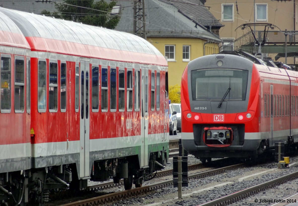 Die 440er haben die n-Wagen grtenteils abgelst auf der Strecke Bamberg-Wrzburg.
Aber noch gibt es ein paar Zugleistungen und so knnen sich Wittenberger Steuerwagen und 440 direkt in die Augen schauen, wie hier in Schweinfurt Hauptbahnhof.
Aufgenommen im Mrz 2014.