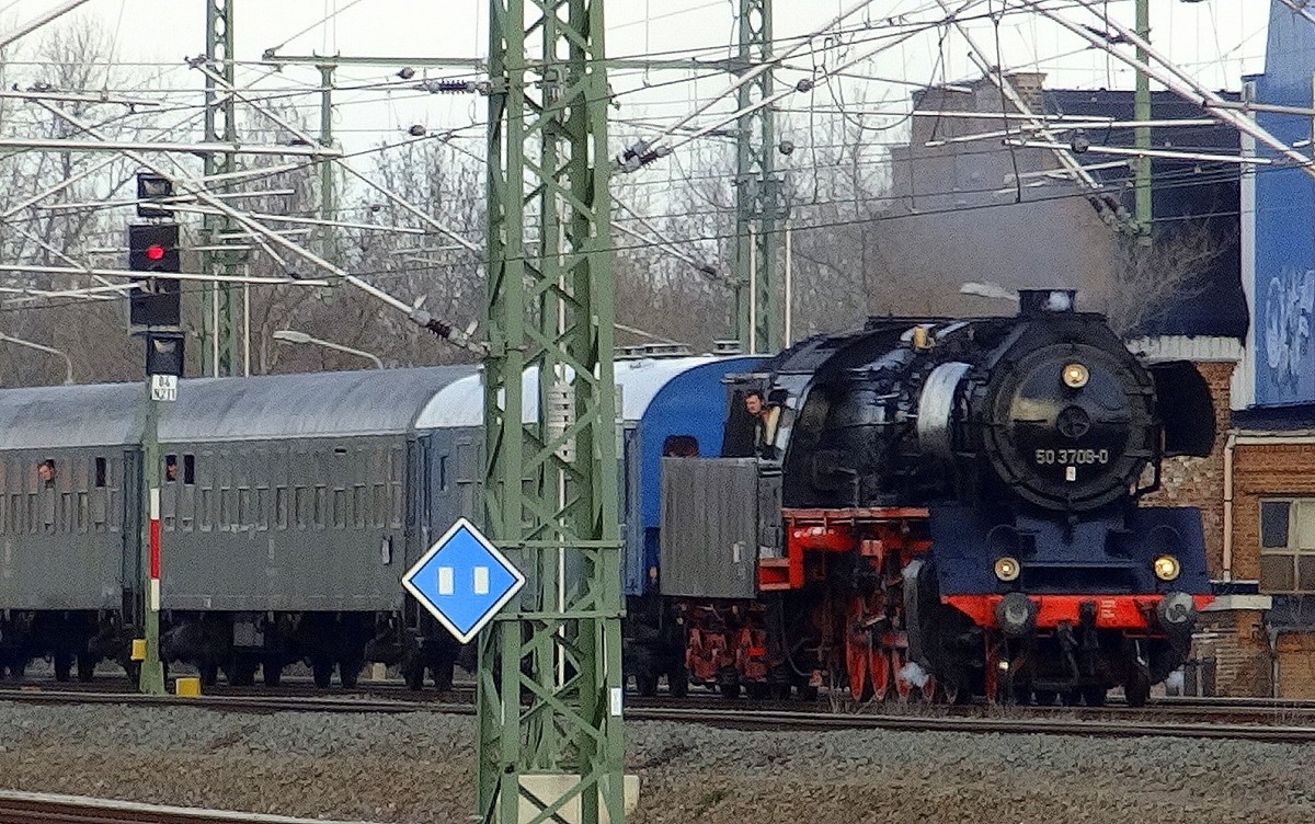 Die 50 3708 fährt mit einem Sonderzug an Leipzig Nord vorbei. Aufgenommen im Dezember 2013.