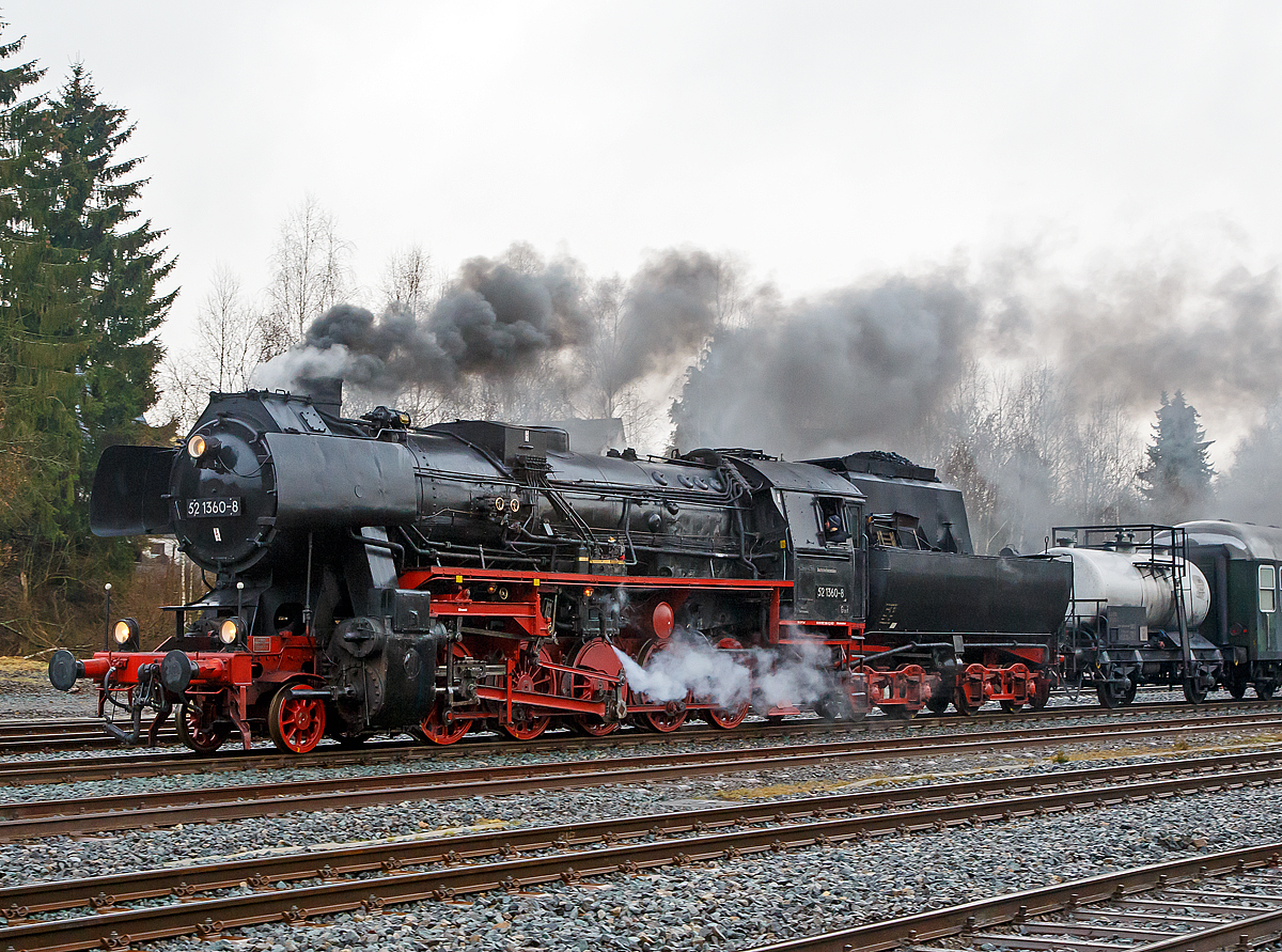 
Die 52 1360-8 bzw. 52 360  (90 80 0052 360-9 D-HEV) vom Verein zur Förderung des Eisenbahnmuseums Vienenburg e.V.  mit dem Dampfsonderzug der Eisenbahnfreunde Treysa e.V., am 11.12.2016 auf der Nikolausfahrt von Biedenkopf nach Erndtebrück, erreicht nun den Bahnhof Erndtebrück.

Die Lok wurde 1943 von August Borsig Lokomotiv-Werke in Berlin unter der Fabriknummer 15457 gebaut. Sie ist noch eine der letzten drei Altbau 52er mit Generalreparierten Kessel der DR.