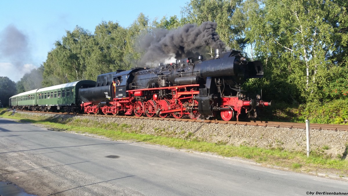 Die 52 8038 f�hrt mit ihrem Sonderzug wieder nach 
Rinteln (06.09.2015).Platz 2 (Bild des Monats) September.2015
