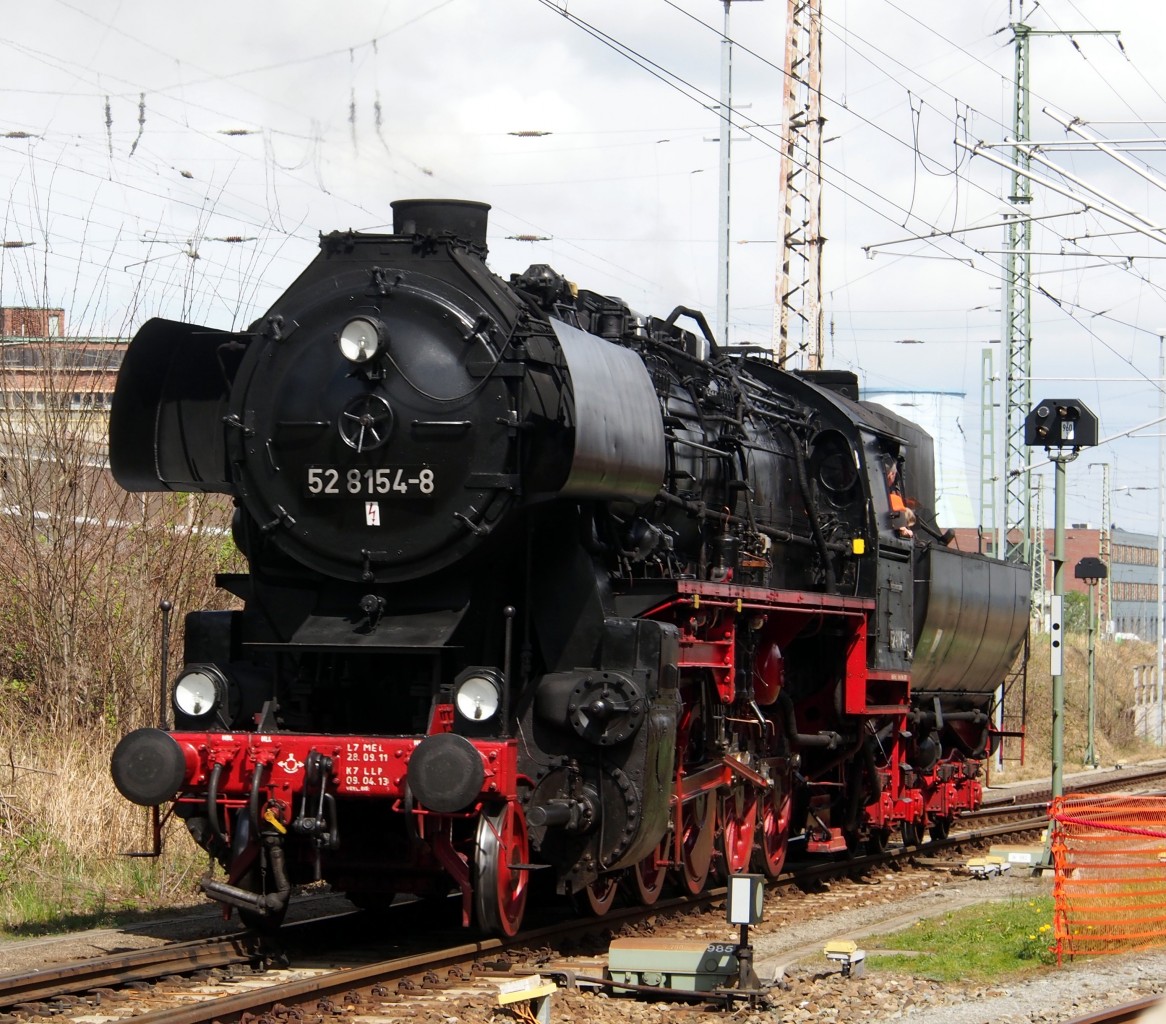 Die 52 8154-8 fährt vor dem Bw Dresden Altstadt unermüdlich Führerstandsmitfahrten beim 7. Dresdner dampfloktreffen am 17.04.2015.