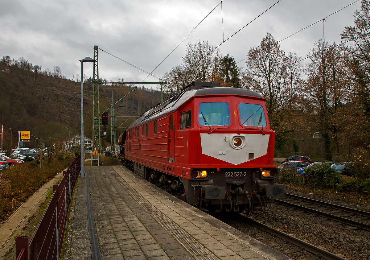 Die „Ludmilla“ 233 527-2 (92 80 1233 527-2 D-WFL) der WFL - Wedler Franz Logistik GmbH & Co. KG (Potsdam) fährt am 03.12.2021 mit einem Schotterzug durch den Bahnhof Kirchen/Sieg in Richtung Siegen.

Die Ludmilla bzw. V 300 wurde 1977 von LTS (Luhanskyj Teplowosobudiwnyj Sawod , auch bekannt als Lokomotivfabrik Lugansk (ehemals Woroschilowgrad) unter der Fabriknummer 0762 gebaut und als DR 132 527-3 an die Deutsche Reichsbahn (DR) geliefert. Zum 01.01.1992 erfolgte die Umzeichnung in DR 233 527-2 und zum 01.01.1994 dann in DB 233 527-2. Im Jahre 2015 wurde sie bei der DB Cargo ausgemustert und 2018 an die WFL verkauft.

Die Lokomotiven dieser Baureihe sind für den mittleren und schweren Streckendienst geeignet. Die Leistung vom wird von einem Kolomna 5D49 direkteinspritzenden 16-Zylinder-Viertakt-Dieselmotor mit Abgasturbolader und Ladeluftkühlung, 4 Ventile pro Zylinder, sowie mit Zylindergruppenabschaltung vom bereitgestellt. Die Höchstgeschwindigkeit beträgt 120 km/h. 

Weitere TECHNISCHE DATEN der BR 234:
Hersteller: Lokomotivfabrik „Oktoberrevolution“Lugansk
Spurweite: 1435 mm (Normalspur)
Achsformel: Co’Co’
Länge über Puffer: 20.820 mm
Drehzapfenabstand: 11.980 mm
Achsstand im Drehgestell: 2 x 1.850 mm (3.700 mm)
Breite des Lokkastens: 2.950 mm
Höhe über Schienenoberkannte: 4.590 über SOK
Dienstgewicht: 124 t
Radsatzfahrmasse: 20,6 t
Anfahrzugkraft: 294 kN
Dauerzugkraft: 194 kN
Höchstgeschwindigkeit: 120 km/h
Treibraddurchmesser: 1.050 mm (neu) / 952 mm (abgefahren)

Motorart: direkteinspritzenden V-16-Zylinder-Viertakt-Dieselmotor mit Abgasturbolader und Ladeluftkühlung, 4 Ventile pro Zylinder, mit Zylindergruppenabschaltung
Motorentyp: Kolomna 5D49
Motorhubraum: 220,9 l
Ladeluftdruck: 1,3 bar
Einspritzbeginndruck: 320 bar
Max. Verbrennungsdruck: 115 bar
Motorleistung: 2.230 kW (3.000 PS)

Leistungsübertragung: elektrisch
Traktionsgeneratortyp: GS-501A
Traktionsgeneratorleistung: 2.190kW
Traktionsleistung: 1.830 kW (6 x 305 kW)
Anzahl der Fahrmotoren: 6 vom Typ ED 118
Tankinhalt: max. 6.000 l (Grenzwertüberwacht bei 5.400 l)
Bremse: KE-GPR + E mZ