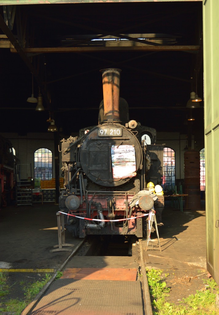 Die 97 210 stand im Lokschuppen des Eisenbahnmuseum Darmstadt-Kranichstein.Bei den Bahnwelttagen konnte man bei Führungen sich die von unten anschauen.Hier am 14.05.2015