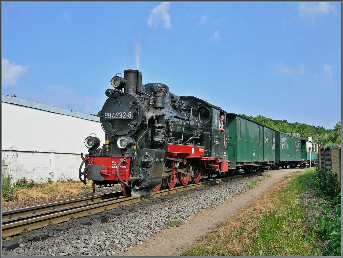 Die 99 4632-8 hat mit ihrem Personenzug soeben den Kleinbahnbahnhof von Binz  verlassen.
7. Juni 2007
