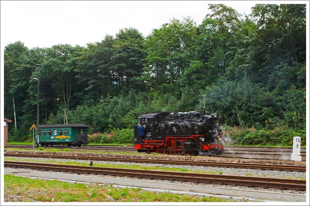 Die  99 741 der Weieritztalbahn, hier ausgeliehen von der Fichtelbergbahn (ex DB 099 725-4, ex DR 99 1741-0) am 25.08.2013  beim Umsetzen, im Bahnhof  Bahnhof Cranzahl. 
