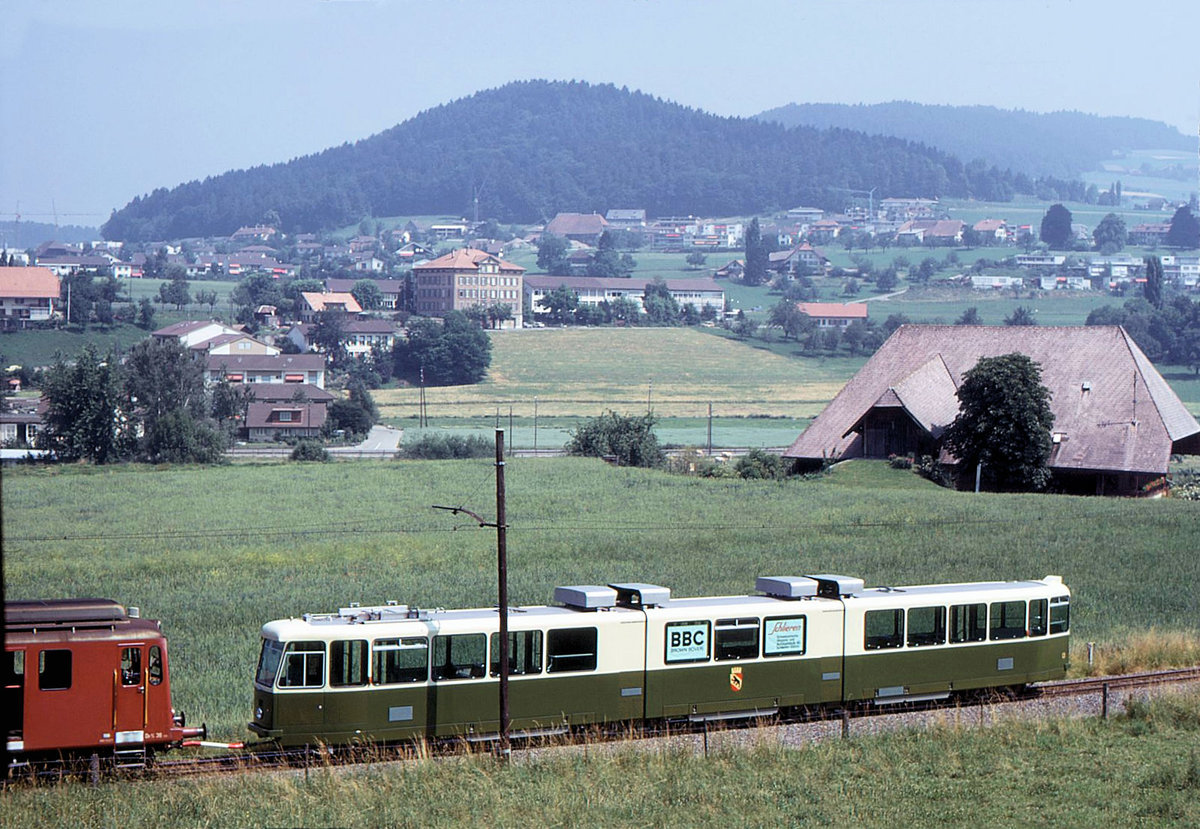 Die Ablieferung des Be8/8 13 am 28.Juni 1973: Der neue Wagen im Aufstieg zum Stadion Wankdorf. 
