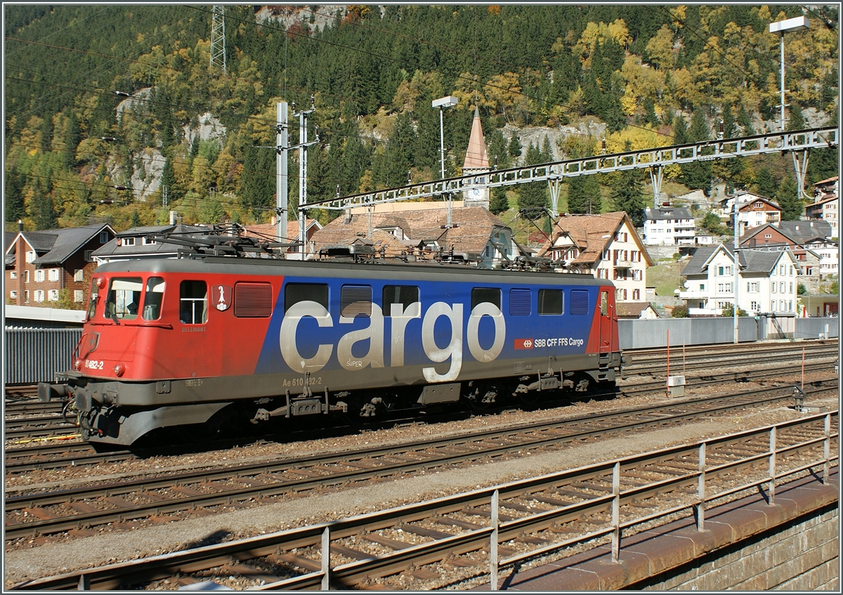 Die Ae 610 482-2  Delémont  in Göschenen im Schiebelokdienst und bereit zur Rückfahrt nach Erstfeld. 
10. Okt. 2008