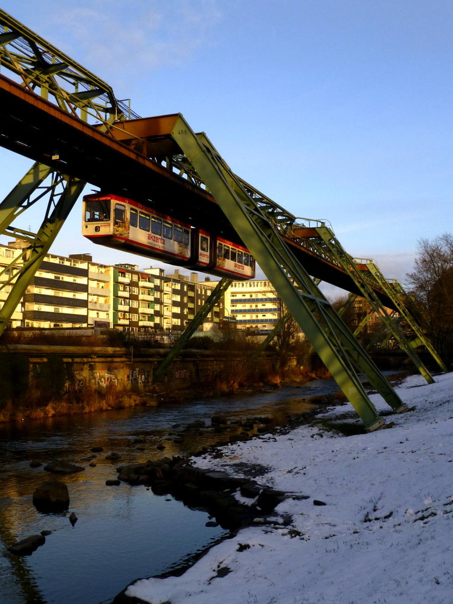 Die akzenta-Schwebebahn Nr. 14 in Oberbarmen, 2.1.2017.