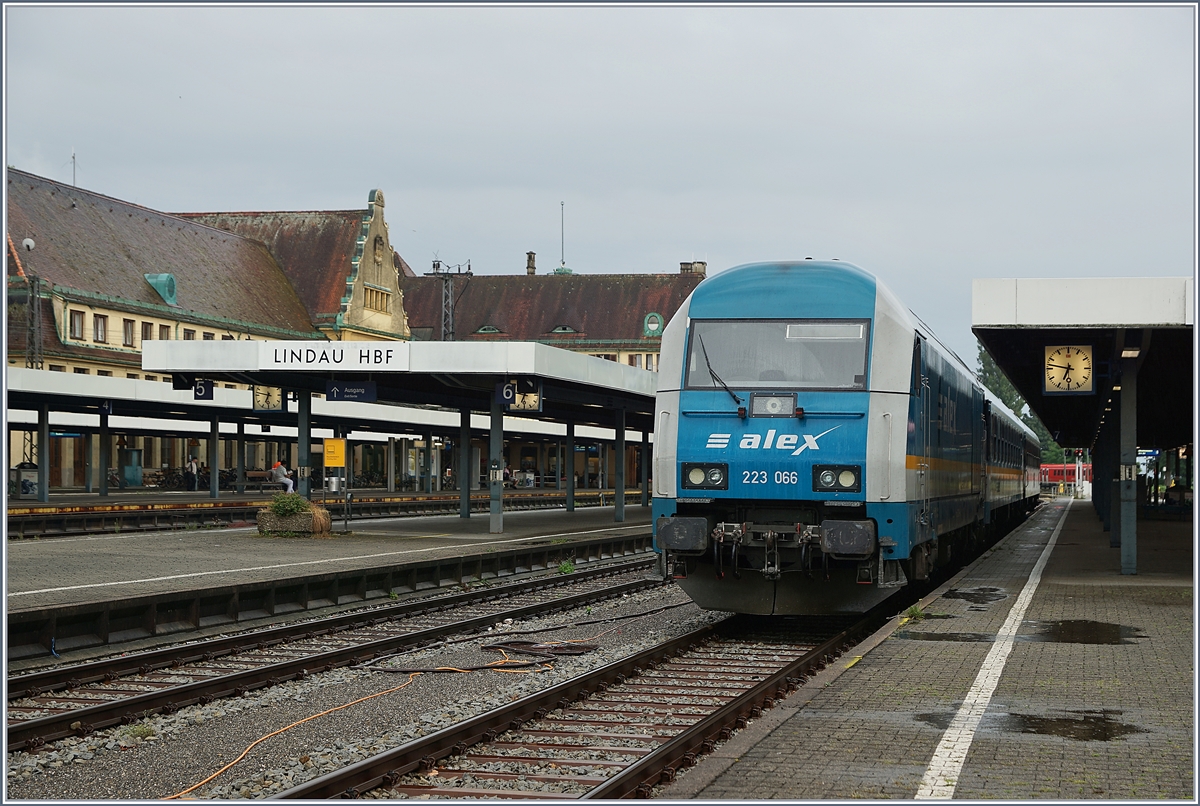 Die Alex 223 066 mit einem erschreckend kurzen Zug nach Mnchen wartet in Lindau auf die Abfahrt. 10. Juli 2017