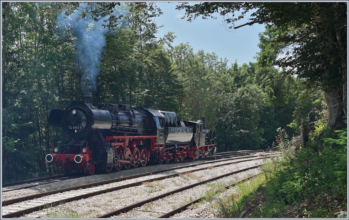 Die am 27. Mai 1943 als 52 5996 von der DRG in Betrieb genommen und von der DR im 1966 zur Reko 52 1863-6 umgebauten  Dampflok hat bei der Coni'Fer (CFTVP) im Jura eine neue Heimat gefunden.

Das Bild zeigt die schöne Lok mit der E 3/3 N° 5 (Baujahr 1915) in Hôpitaux Neufs. 

16. Juli 2019