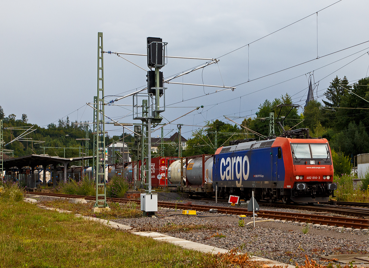 Die an die DB Cargo Deutschland AG vermietete Re 482 016-3 (91 85 4482 016-3 CH-SBBC) der SBB Cargo AG fährt am 20.08.2021 mit einem Container-Zug durch Betzdorf/Sieg in Richtung Köln.

Die TRAXX F140 AC1 wurde 2003 von Bombardier in Kassel unter der Fabriknummer  33565 gebaut und an die SBB Cargo AG geliefert. Sie hat die Zulassungen und Zugbeeinflussungssysteme für die Schweiz und Deutschland. Zurzeit ist sie an die DB Cargo vermietet.