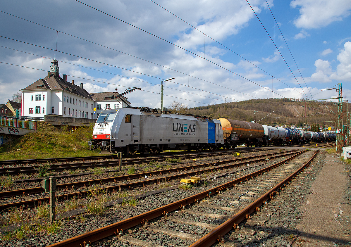 Die an die LINEAS Group NV/SA vermietete Railpool 186 445-3 (91 80 6186 445-3 D-Rpool) fährt am 14.04.2022 mit einem Kesselwagenzug durch Niederschelden in Richtung Köln.

Die Bombardier TRAXX F140 MS(2E) wurde 2016 von Bombardier in Kassel unter der Fabriknummer 35299 gebaut und an die Railpool ausgeliefert. Die Multisystemlokomotive hat die Zulassungen bzw. besitzt die Länderpakete für Deutschland, Österreich, Schweiz, Italien, Belgien und die Niederland (D/A/CH/I/B/NL).
