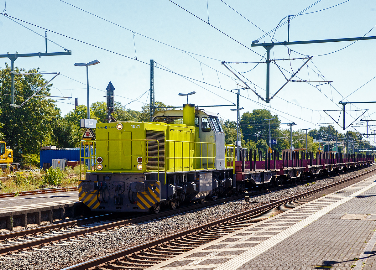 Die an die RBB - Regiobahn Bitterfeld Berlin GmbH vermietete Alpha Trains 1021 (ex V1001-021) bzw. 275 821-7 (92 80 1275 821-7 D-RBB), eine Vossloh G 1206 der Alpha Trains Belgium, fährt am 12.08.2022 mit leeren Schwerlast-Flachwagen (der Gattung Sgmmns) durch den Bahnhof Bonn-Beuel in Richtung Norden.

Die G 1206 wurde 2000 von Vossloh in Kiel unter der Fabriknummer 1001021 gebaut.

TECHNISCHE DATEN der G 1206:
Spurweite: 1.435 mm
Antriebart:  dieselhydraulisch
Achsfolge: B'B' 
Länge über Puffer: 14.700 mm
Drehzapfenabstand: 7.200 mm
Achsabstand im Drehgestell: 2.400 mm
größte Breite: 3.080 mm
Höhe über Schienenoberkante: 4.220 mm
Raddurchmesser neu: 1.000 mm
Motor: Caterpillar 12 Zylinder 4-Takt Dieselmotor mit Abgasturbolader und Ladeluftkühlung vom Typ 3512B DITA-SC
Leistung: 1.500 kW bei1.800 U/min
Strömungsgetriebe: Voith L 5r4 zU2
Anfahrzugkraft: 267 kN
Höchstgeschwindigkeit 100 km/h
max. Schleppgeschwindigkeit : 80 km/h
kleinste Dauerfahrgeschwindigkeit: 10 km/h
kleinster befahrbarer Gleisbogen: 60 m
Dienstgewicht: 87,3 t
Kraftstoffvorrat: 3.150 l