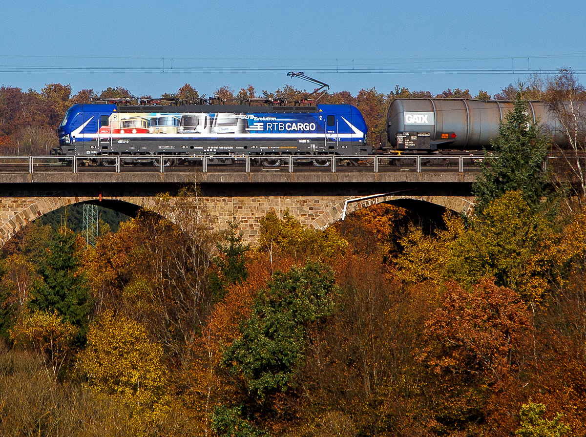 Die an die RTB Cargo - Rurtalbahn Cargo vermietete Siemens Vectron MS 193 565 (91 80 6193 565-9 D-ELOC) der ELL Germany GmbH (European Locomotive Leasing) fährt am 28.10.2021 mit einem langen Kesselwagenzug über den Rudersdorfer Viaduk in Richtung Siegen.

Die Siemens Vectron MS der Variante A54 - 6.4 MW wurde 2020 von Siemens in München-Allach unter der Fabriknummer 22875 gebaut. Sie hat die Zulassungen für Deutschland, Österreich, Ungarn, Rumänien, Belgien und die Niederlande. Nach meiner Sichtung sind auch Polen, Tschechien und die Slowakei vorgesehen, aber diese (SK/PL/CZ) sind noch durchgestrichen.