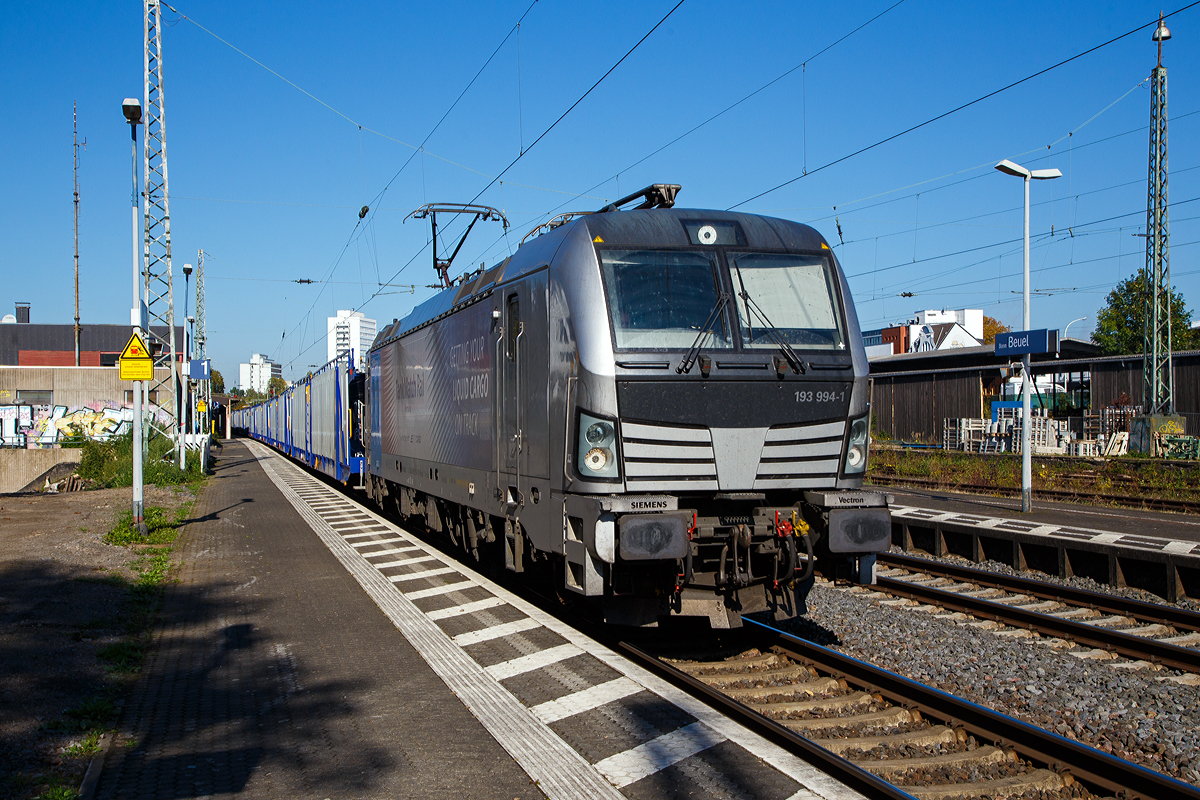 Die an die RTB CARGO GmbH vermietete Siemens Vectron AC 193 994-1  (91 80 6193 994-1 D-Rpool) der Railpool fährt am 08.10.2021 mit einem leeren Hödlmayer/Touax-Autotransportzug (Wagen der Gattung Laaers) durch den Bahnhof Bonn-Beuel in Richtung Süden.

Die Vectron AC wurde 2019 von Siemens Mobilitiy in München-Allach unter der Fabriknummer 22682 gebaut. Diese Vectron Lokomotive ist als AC – Lokomotive (Wechselstrom-Variante) mit 6.400 kW konzipiert und zugelassen für Deutschland, Österreich. Ungarn und Rumänien (D/A/H/R), sie hat eine Höchstgeschwindigkeit von 200 km/h.