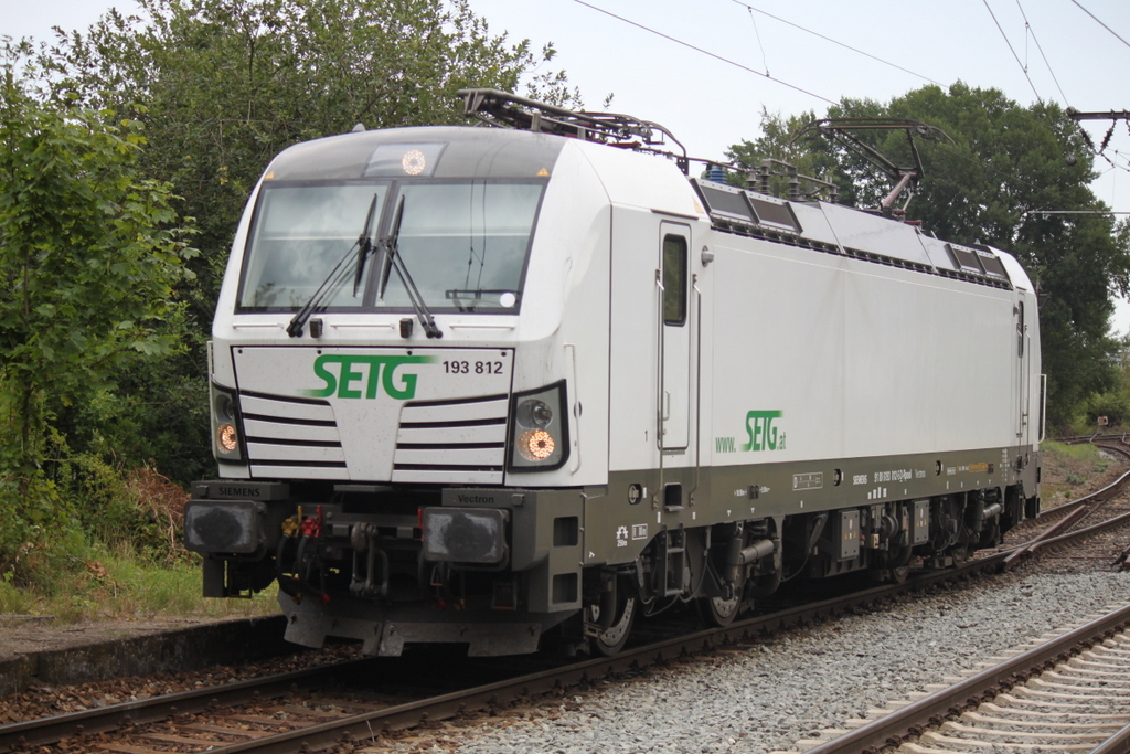 Die an SETG -Salzburger Eisenbahn Transportlogistik GmbH(Salzburg) vermietete 193 812-5 rangierte am 07.08.2015 im Bahnhof Rostock-Bramow rum.