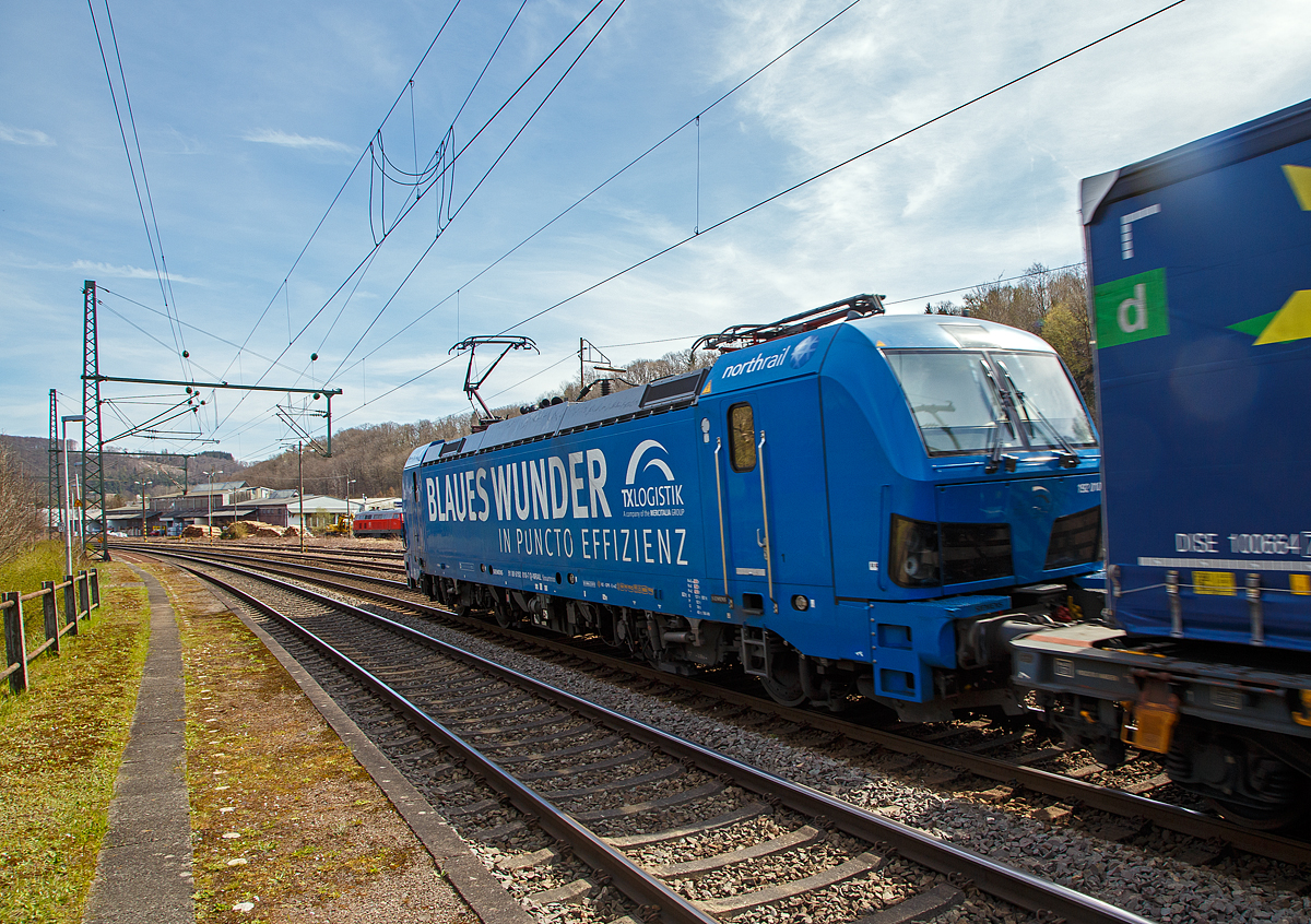 Die an die TX Logistik AG (Troisdorf) vermietete Siemens Smartron 192 010-7 „Blaues Wunder in Puncto Effizienz “ (91 80 6192 010-7 D-NRAIL) der northrail GmbH (Hamburg), fährt am 012.04. 2022 mit einem KLV-Zug durch Scheuerfeld (Sieg) in Richtung Siegen, von wo es dann über die Dillstecke in Richtung Süden geht. 

Die Siemens Smartron wurde 2019 von Siemens Mobilitiy in München-Allach unter der Fabriknummer 22680 gebaut und an die Paribus Rail Portfolio III GmbH & Co. KG (Hamburg) die die Lok für die northrail GmbH (Hamburg) finanziert hat. Die Smartron Lokomotiven sind bekanntlich abgespeckte rein für Deutschland konzipierte Wechselstrom-Lokomotiven und sind so auch nur für Deutschland zugelassen.

TX Logistik AG mit Sitz in Troisdorf gehört zur Mercitalia Gruppe die wiederum zur italienischen Staatsbahn Ferrovie dello Stato Italiane (FS) gehört.