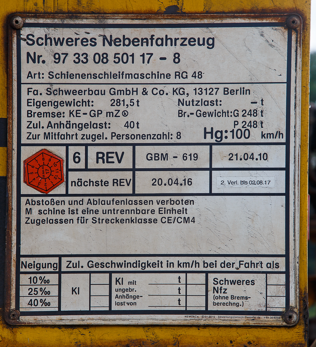 
Die Anschrifentafel des LORAM Schienenschleifmaschine RG 48, Schweres Nebenfahrzeug Nr. 97 33 08 501 17-8, der Schweerbau abgestellt am 18.09.2016 in Betzdorf/Sieg.