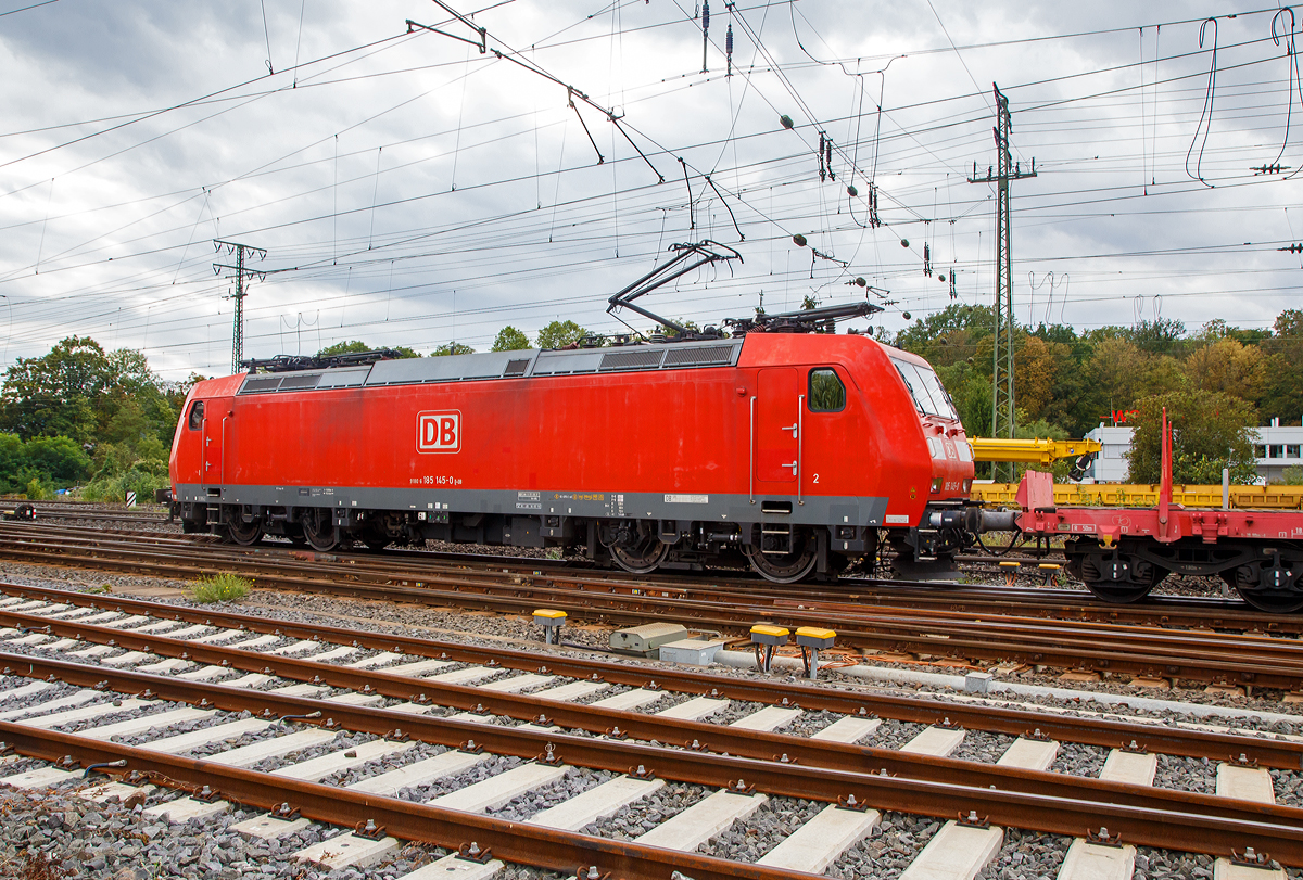 Die auch für die Schweiz zugelassene185 145-0 (91 80 6185 145-0 D-DB) der DB Cargo AG fährt am 04.09.2020, mit einem leeren gem. Güterzug, vom Rbf Koblenz-Lützel in südlicher Richtung los. Rechts rangiert die V90 – 294 764.6 mit einem Schienenzug. (Aufnahme aus dem DB Museum heraus).

Die TRAXX F140 AC wurde 2003 bei Bombardier in Kassel unter der Fabriknummer 33612 gebaut. Sie hat die Zulassungen für Deutschland und die Schweiz, man kann es auch an den vier DSA-200 Einholm-Stromabnehmer erkennen. Außen sind jeweils die für das Schweizernetz bestimmten Stromabnehmer mit einer Wippenbreiten von 1.450 mm (500 mm schmaleren) und innen die DB-Netz bestimmten mit einer Wippenbreiten von 1.950 mm.