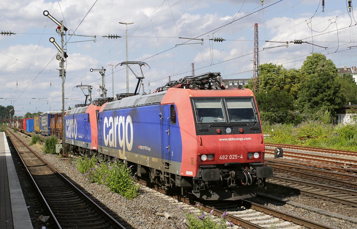 Die Ausfahrt steht und 482 025-4 und 482 010-6 verlassen Düsseldorf-Rath am 14.07.2022 in Richtung Heimat