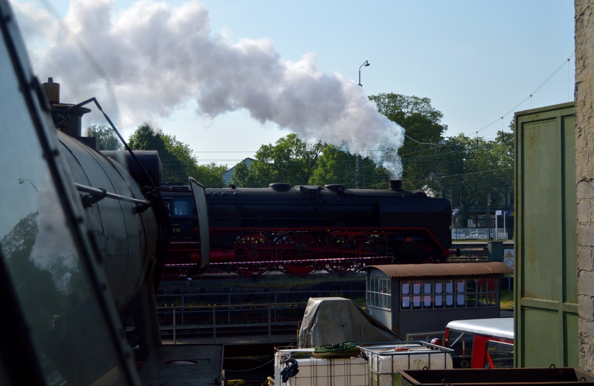 Die Bahnwelttage 2015 beginnen.01 118(HEF) mit dem ersten Zug zum Darmstädter Hbf.Blick von der 23 042 am 14.05.2015
