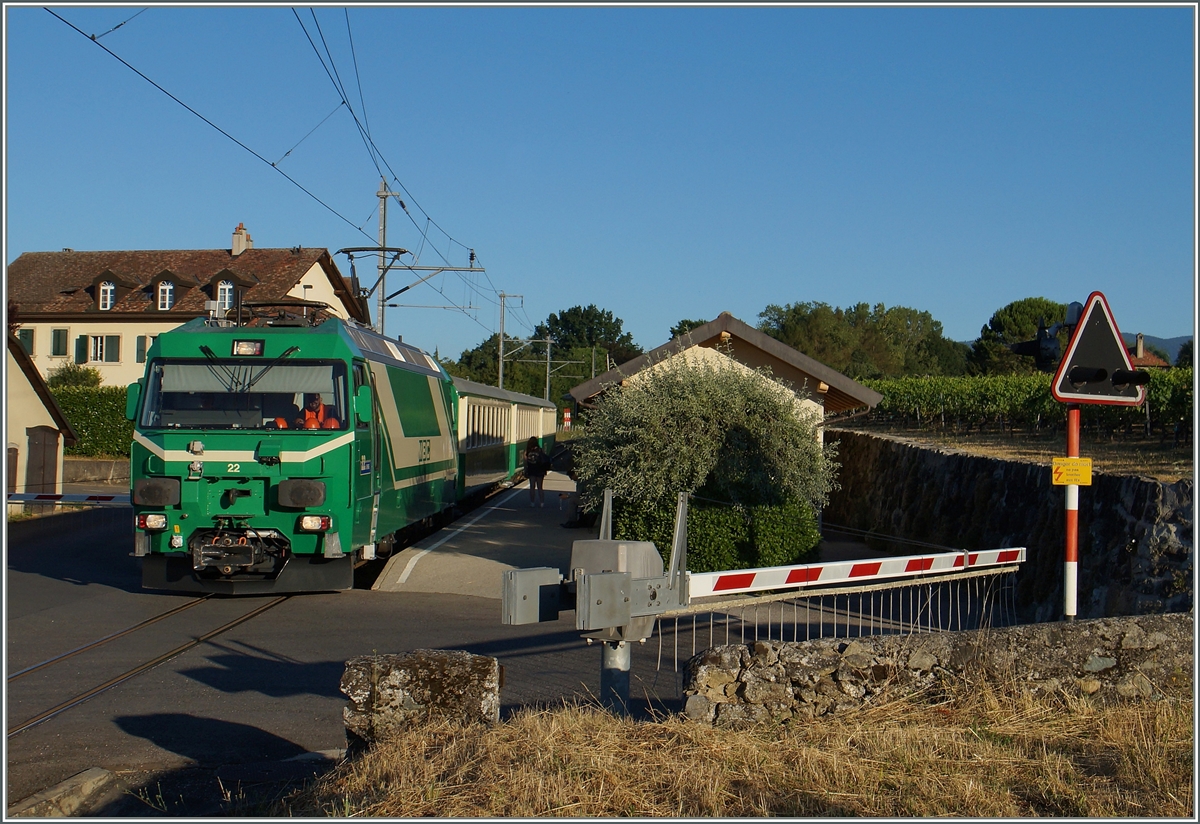 Die BAM Ge 4/4 22 mit ihrem Regionalzug 105 beim Halt in Vufflens le Château. 
21. Juli 2015