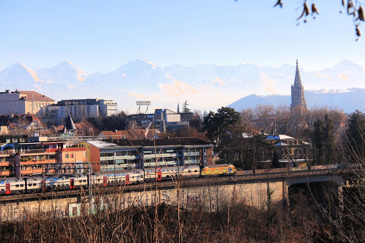 Die Bananen-Lok 460 029 mit Blick auf die Berner Alpen. 5.Dezember 2017 