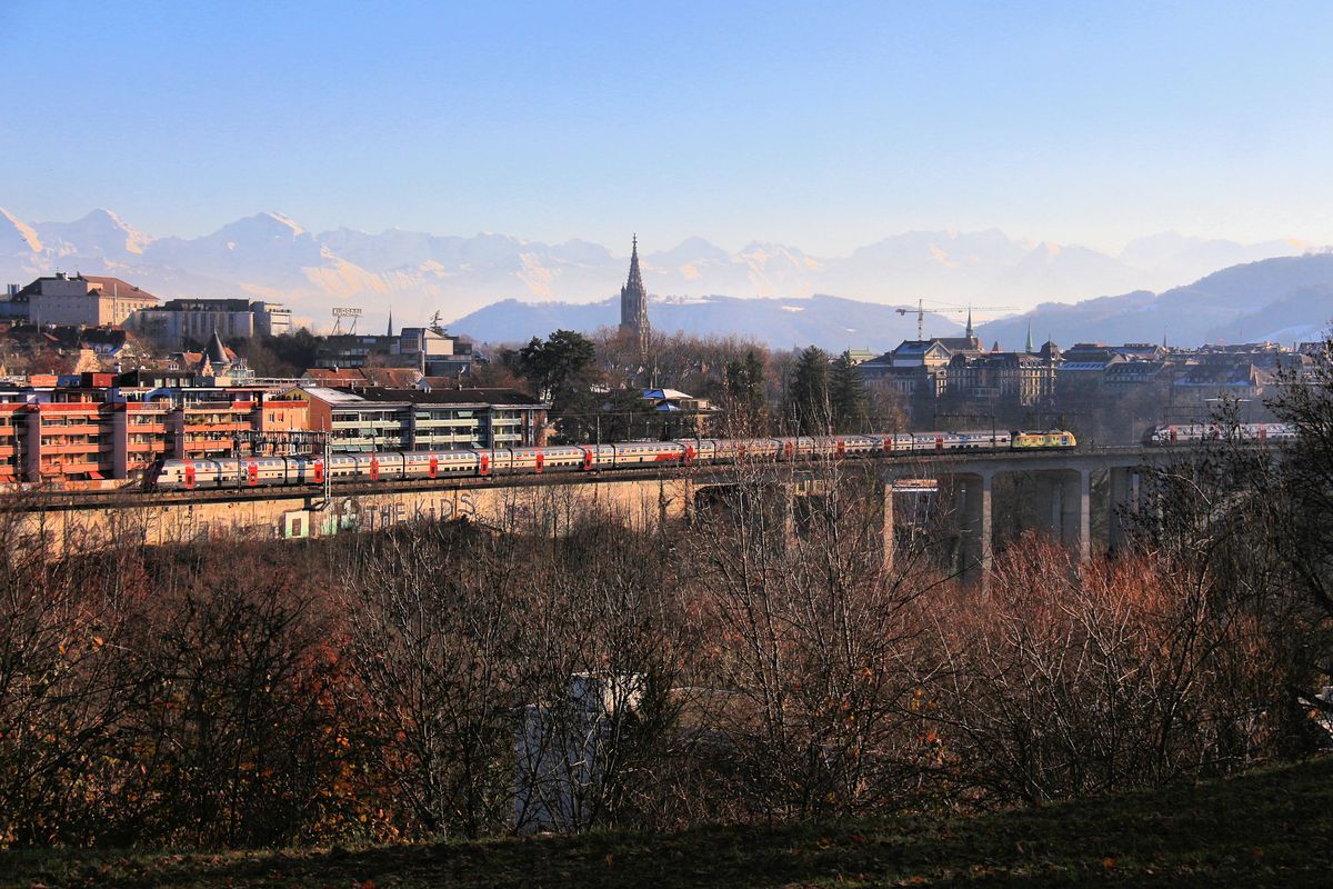 Die Bananen-Lok 460 029 mit ihrem ganzen Zug in Bern. 5.Dezember 2017 