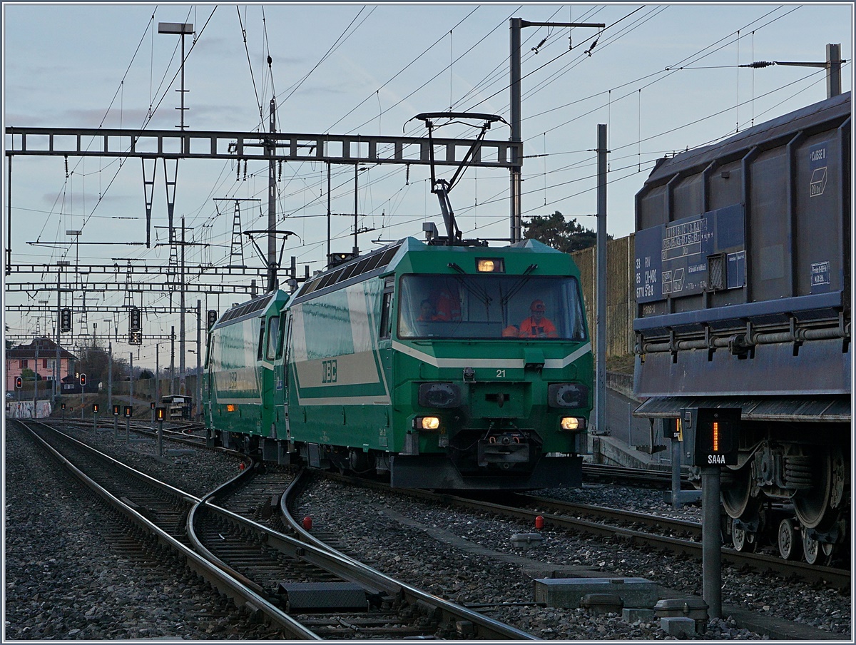 Die beiden BAM MBC Ge 4/4 21 und 22 umfahren ihren Güterzug.
22. Feb. 2017