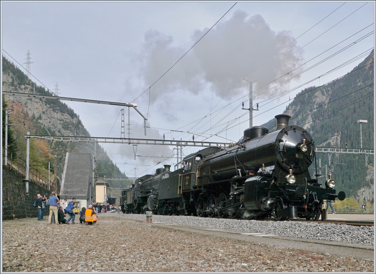 Die beiden C 5/6 2978 und 2969 in Göschenen; die im Verhältnis zu andern Dampflok recht mächtigen Loks werden nicht umsonst  Elefanten  genannt.
21. Okt. 2017