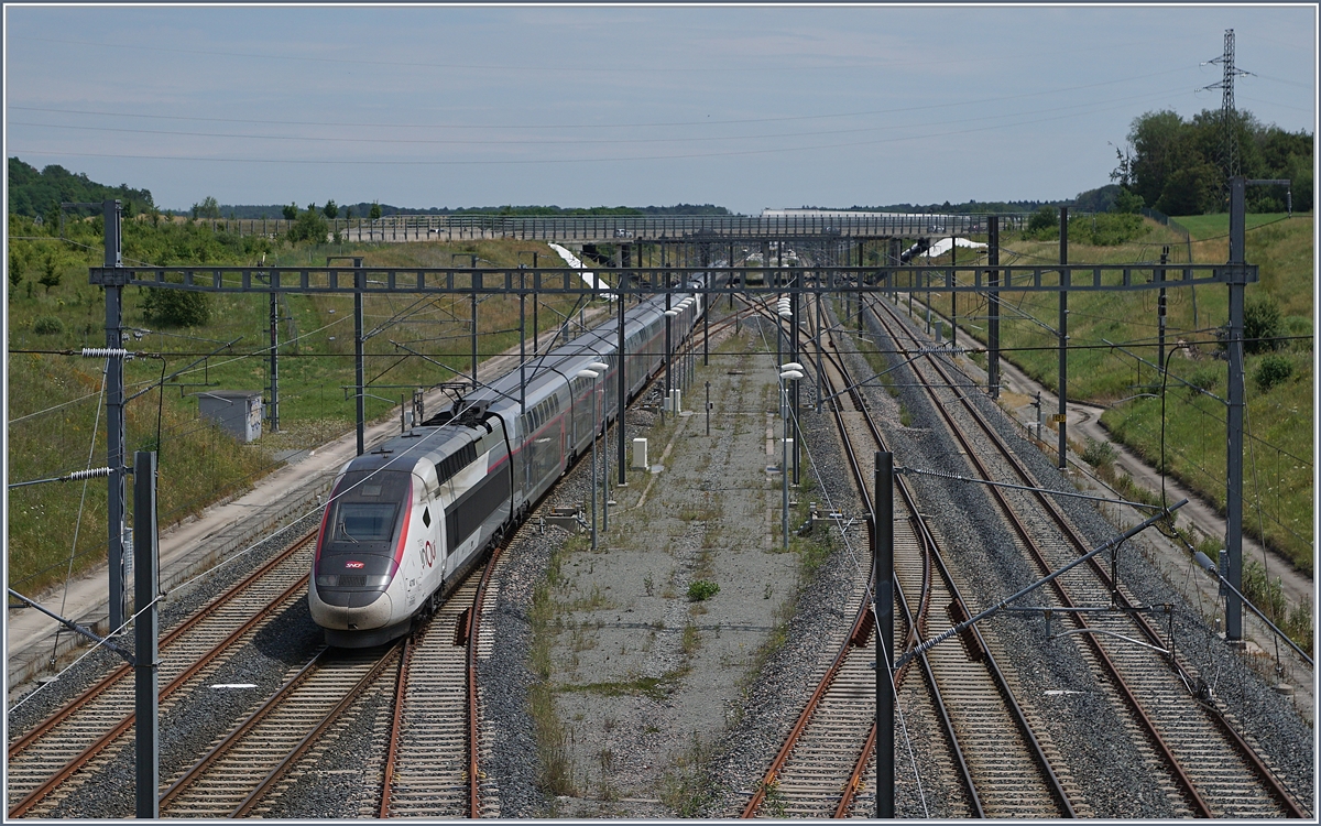Die beiden Euroduplet TGV 4709 und 4710 erreichen als TGV 9582 von Marseille nach Frankfurt am Main ihren n�chsten Halt Belfort-Montb�liard-TGV. 

6. Juli 2019