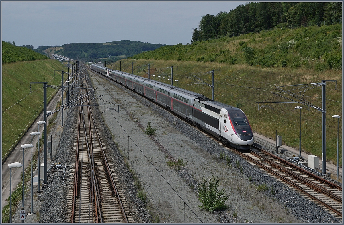 Die beiden Euroduplet TGV 4709 und 4710 erreichen als TGV 9582 von Marseille nach Frankfurt am Main ihren n�chsten Halt Belfort-Montb�liard-TGV. 

6. Juli 2019