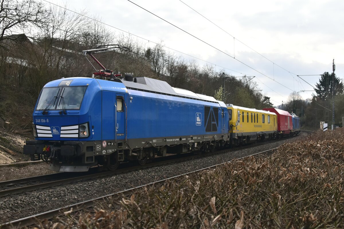 Die beiden Press 2248 106 f�hrend und 2248 105 mit zwei Wagen der DB Instandhaltung unerwartet durch Neckargerach gen Heidelberg gefahren.27.2.2024