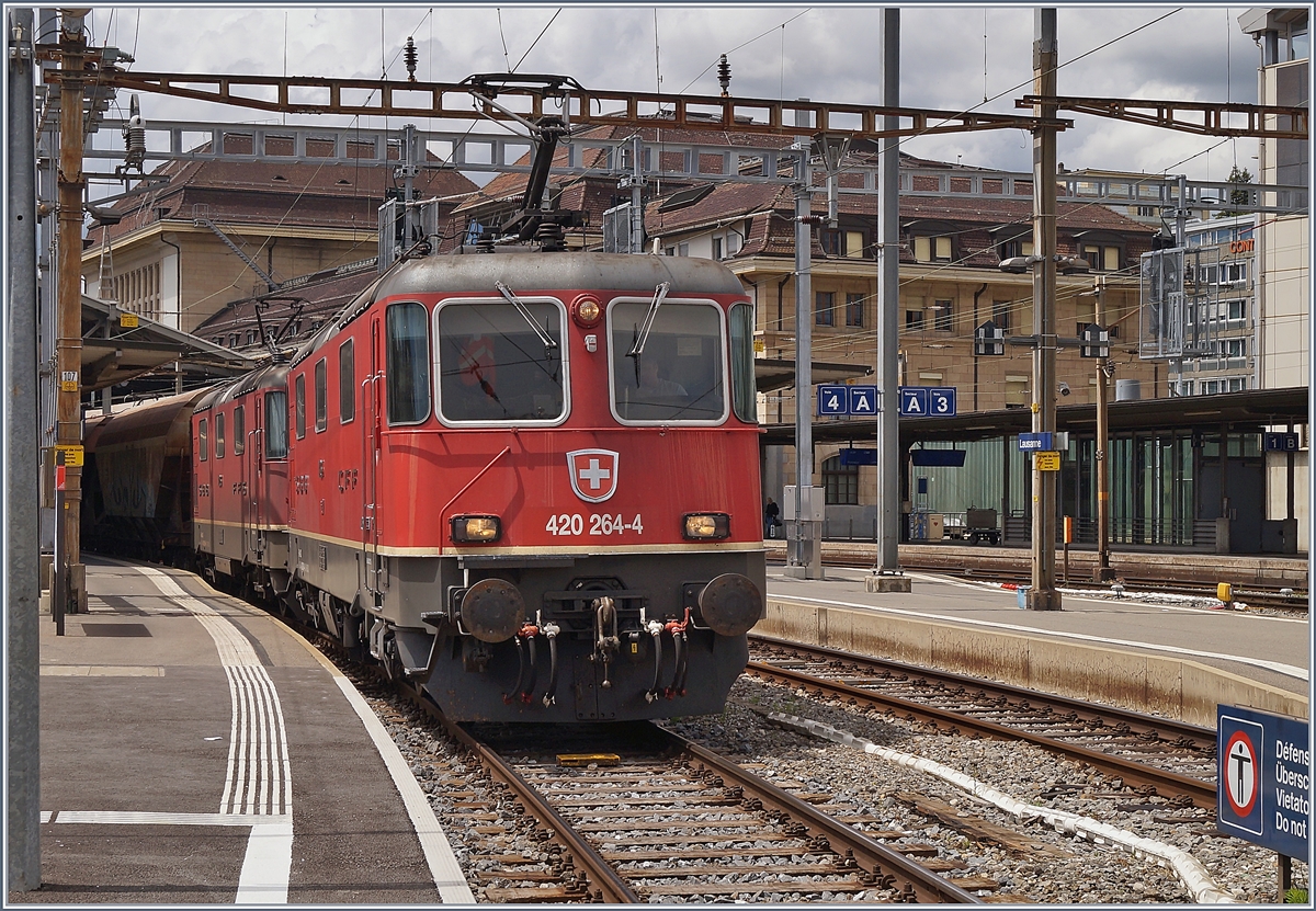 Die beiden Re 4/4 II 11264 und 11296 warten mit ihrem  Spaghetti-Zug  in Lausanne die Blockdistanz zur Weiterfahrt Richtung Domo II ab.

18. Juni 2020