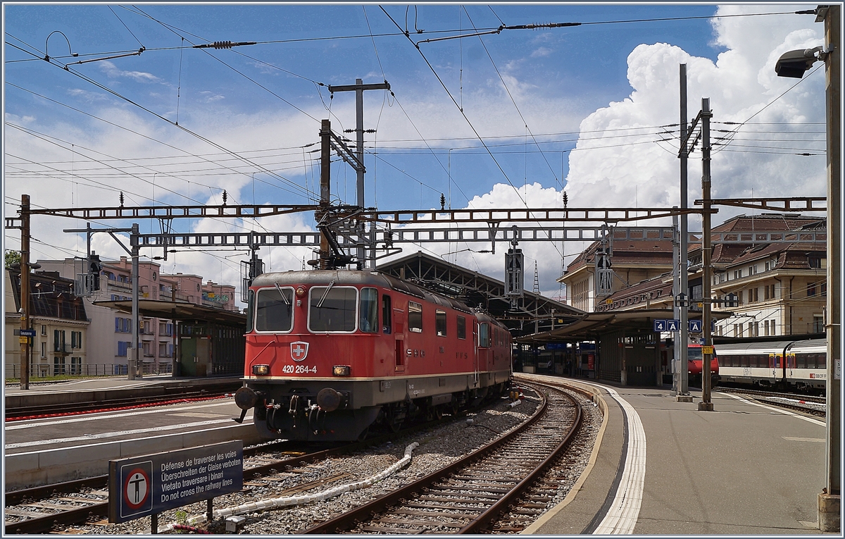 Die beiden Re 4/4 II 11264 und 11296 warten mit ihrem  Spaghetti-Zug  in Lausanne die Blockdistanz zur Weiterfahrt Richtung Domo II ab.

18. Juni 2020