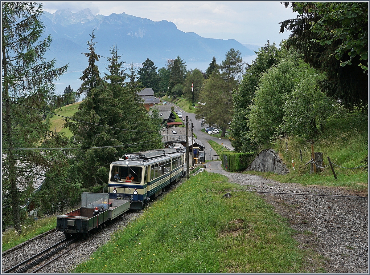 Die beiden  Rochers de Naye Beh 4/8 304 und 305 auf Bergfahrt bie Les Hauts de Caux. 

24. Juli 2020