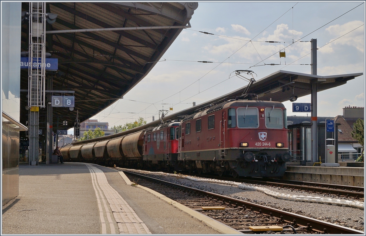 Die beiden SBB Re 420 244-6 und 294-1 mit dem  Spaghetti Zug  beim einem Halt in Lausanne. 

21. Juli 2020