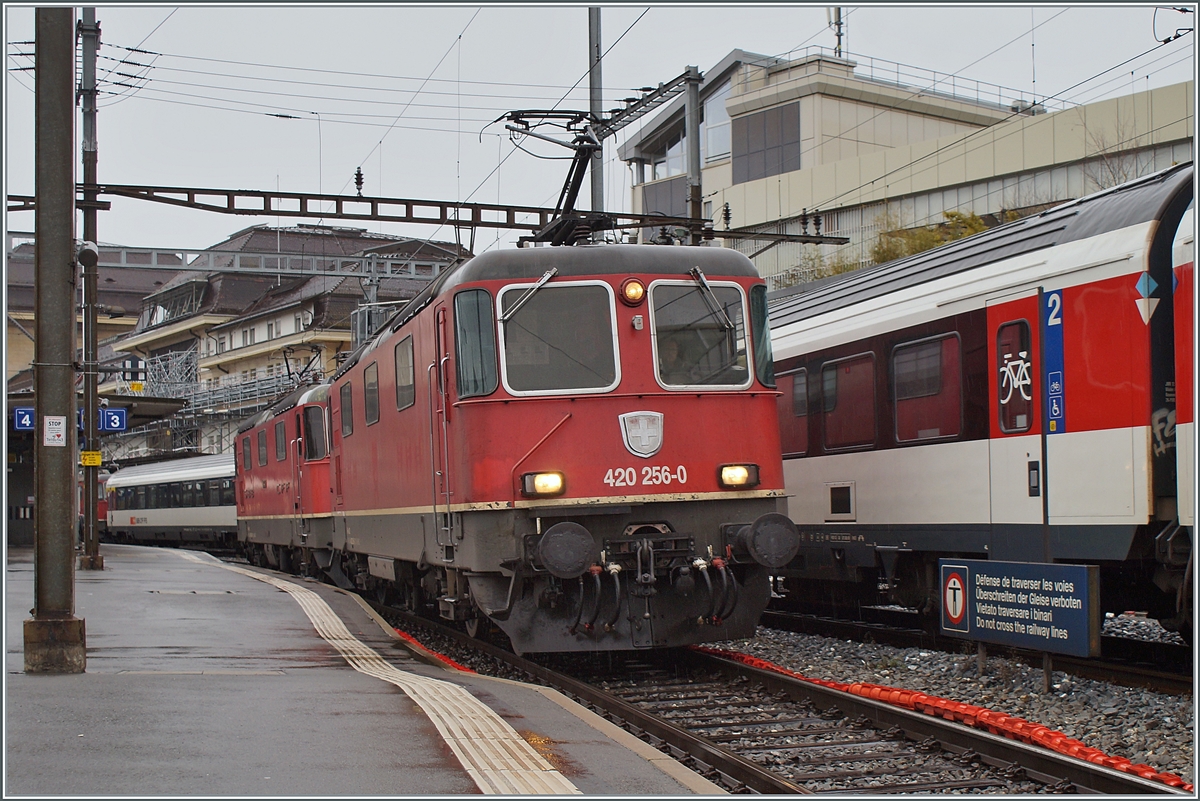 Die beiden SBB Re 4/4 II 11256 (91 85 4420 256-0 CH-SBBC) und Re 4/4 II 11340 (91 85 4420 340-2 CH-SBBC) verlassen Lausanne in Richtung Palézieux.

8. Dezember 2021