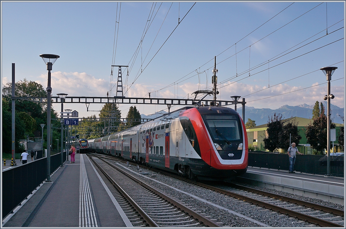 Die beiden SBB Twindexx RABe 502 212-9 und RABDe 502 010-3 (Ville de Genève) bei der Durchfahrt in La Conversion auf dem Wega nach Genève Aéroport. 

14. Juli 2020