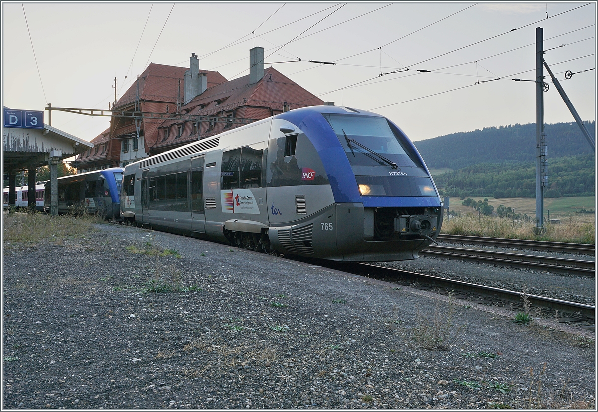 Die beiden SNCF X 73765 und X 73799 verlassen Vallorbe als TER nach Frasne.
Da der Zug bereits um 6:55 fährt, dürfte es, zumindest für dieses Jahr lichttechnisch kaum mehr möglich sein diese Bild zu machen. 

15. August 2022