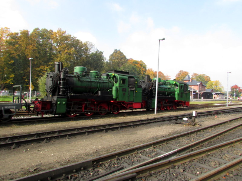 Die beiden Vulcan-Loks 53 Mh (99 4633) und 52 Mh (99 4632) in Putbus am 11.Okt.2013