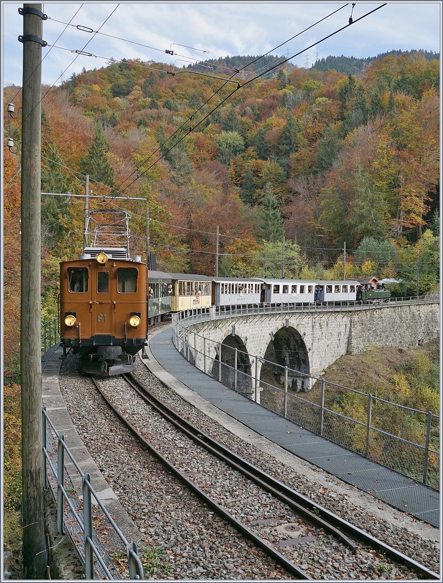 Die Bernina Bahn Ge 4/4 81 mit einem langen Blonay-Chamby Bahn Zug nach Vevey auf dem Baie de Clarens Viadukt. 

27. Okt. 20196