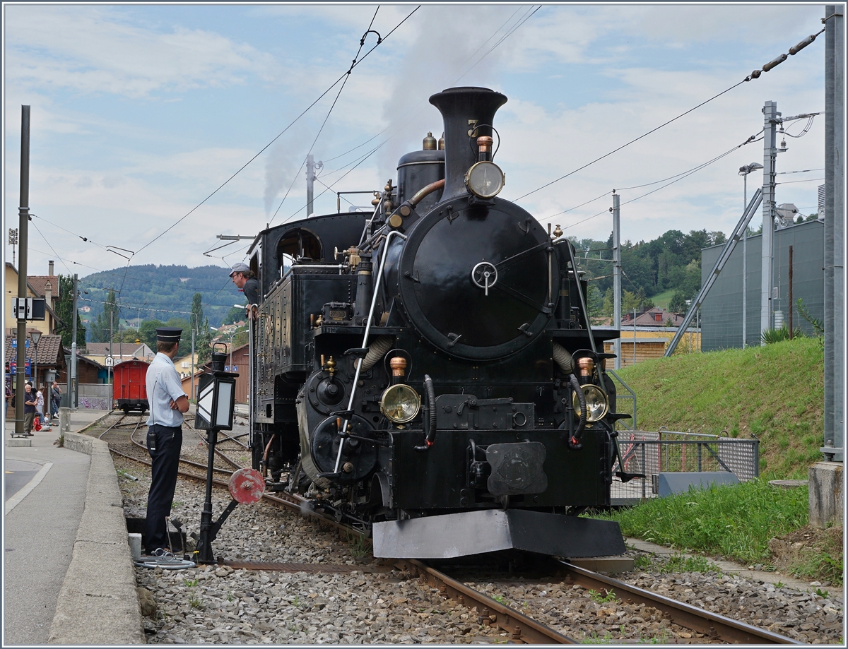 Die B.F.D  HG 3/4 N° 3 (SLM Fabriknummer 2317/Baujahr 1913) der Blonay-Chamby Bahn  rangiert in Blonay.

1. Sept. 2019