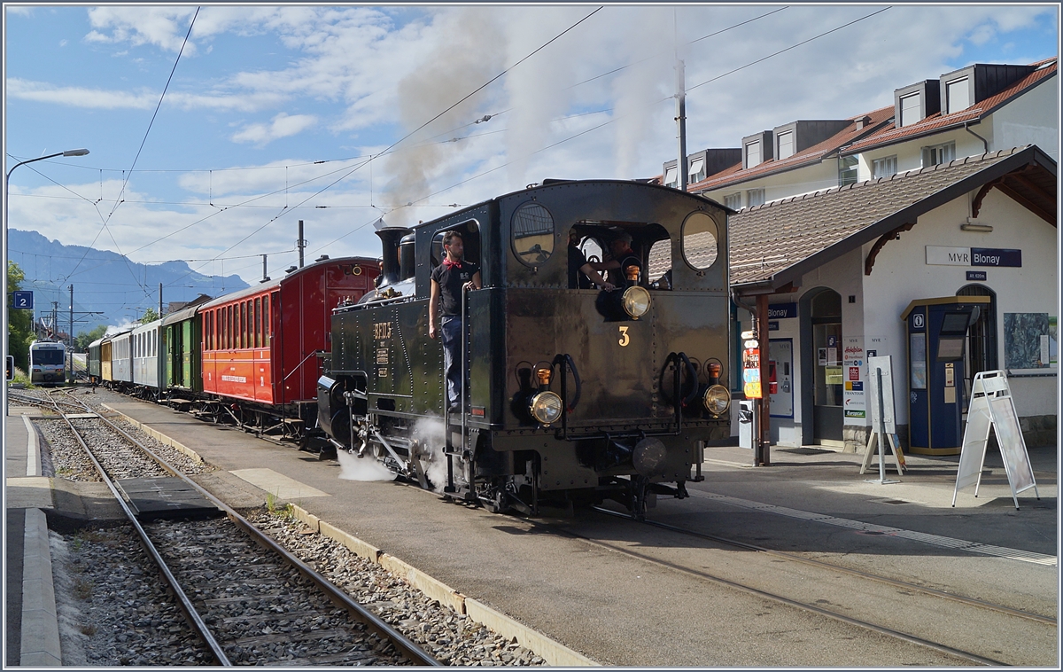 Die B.F.D. HG 3/4 N° 3 steht mit der DFB HG3/4 N° 4 in Blonay mit dem Riviera Belle Epoque Zug zur Fahrt nach Vevey bereit. 

21. Mai 2018