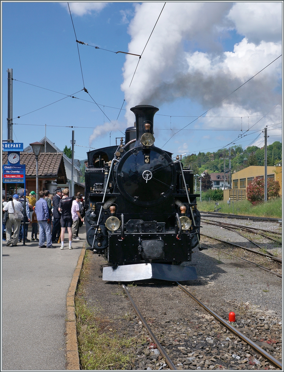 Die BFD HG 3/4 N° 3 der Blonay Chamby Bahn steht mit ihrem Dampfzug nach Chaulin in Blonay zur Abfahrt bereit. 

11. Mai 2025