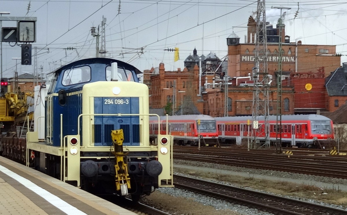 Die blaue 294-096 bei der Durchfahrt durch den Bahnhof Bamberg.
Aufgenommen im Februar 2014.